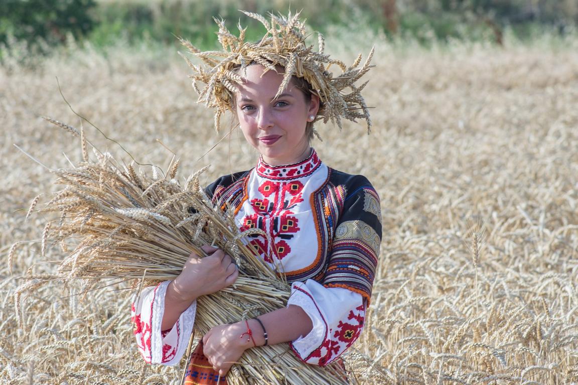 Bulgarisches Mädchen im Feld